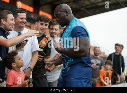 Adebayo Akinfenwa der Wycombe Wanderers ist Fragen von einem jungen Unterstützer während der Vorsaison Freundschaftsspiel zwischen Barnett v Wycombe Wanderers gefragt Stockfoto