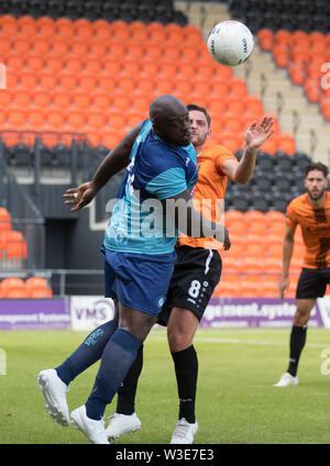 Adebayo Akinfenwa der Wycombe Wanderers & Charlee Adams von Barnett während der Vorsaison Freundschaftsspiel zwischen Barnett v Wycombe Wanderers am Bienenstock, Stockfoto