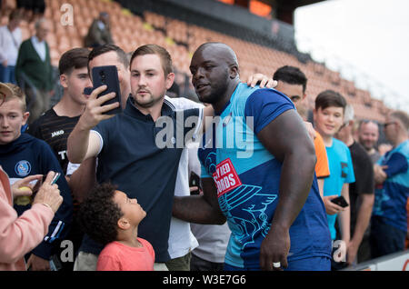 Adebayo Akinfenwa der Wycombe Wanderers mit Anhänger während der Vorsaison Freundschaftsspiel zwischen Barnett v Wycombe Wanderers am Bienenstock, London, En Stockfoto