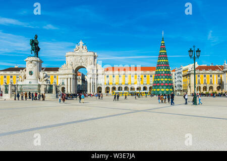 Praça do Comercio Platz, König Jose ich Reiterstandbild und Augusta Straße Triumph Arch an Weihnachten, Lissabon, Portugal Stockfoto