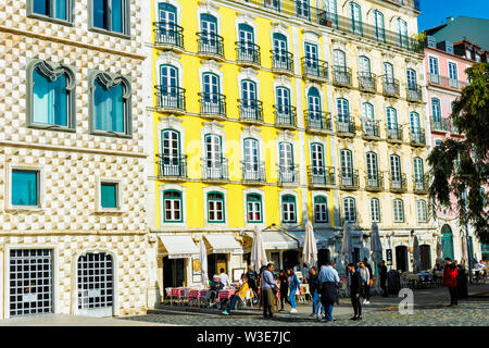 Casa Dos Bicos und Street Scene, Alfama, Lissabon, Portugal Stockfoto