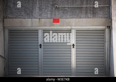 Farbe Bild eines unterirdischen moderne Garage Eingang. Stockfoto