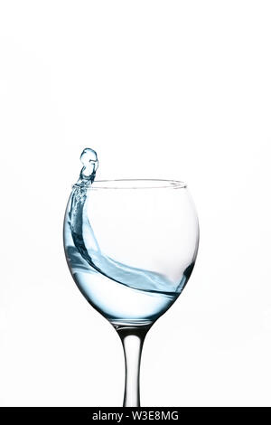Wasser im Weinglas auf weißem Hintergrund. Stockfoto