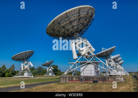 Bogenminute Mikrokelvin Imager (AMI) große Array Antennen. Eine Hintergrundstrahlung (CMB) Radioteleskop, Mullard Informationsstelle Cambridge. Stockfoto