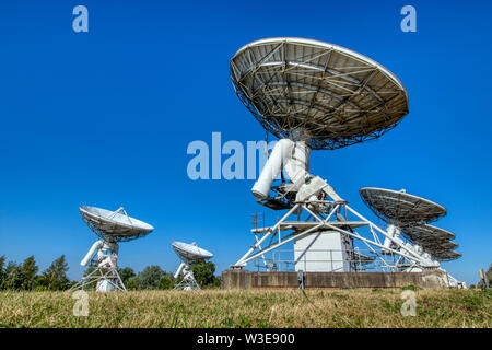 Bogenminute Mikrokelvin Imager (AMI) große Array Antennen. Eine Hintergrundstrahlung (CMB) Radioteleskop, Mullard Informationsstelle Cambridge. Stockfoto