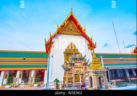 BANGKOK, THAILAND - 22 April, 2019: Die Tore, in den Hof des Phra Ubosot Tempel sind mit geschnitzten chinesischen Arch eingerichtet und überdachte Galerie mit s Stockfoto