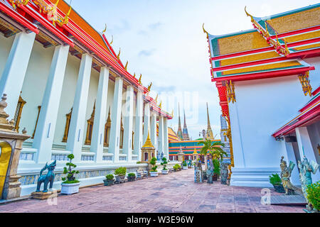 Der Innenhof von Phra Ubosot Tempel dekoriert mit Skulpturen aus Stein der Chinesischen Wächter und Bronze Singhas (mythologische Lions) an den Eingängen zu t Stockfoto