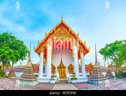 Das schöne Ensemble von großen West Viharn Schreins und Umgebung bunte Fliesen- chedis von Phra Chedi Rai, Wat Pho in Bangkok, Thailand Stockfoto