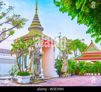 Den Toren von Wat Pho Tempel mit Fliesen- Krone mit Turm und zwei chinesische Wächter, Bangkok, Thailand Stockfoto
