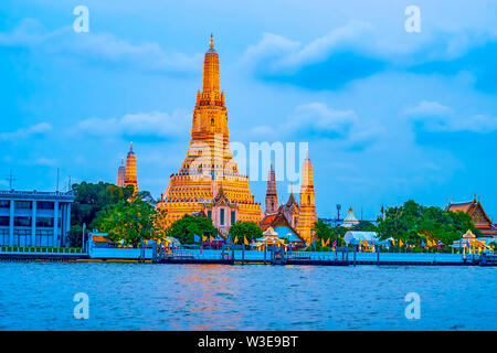 Die prächtigen Wat Arun Tempel in Abend Beleuchtung ist einer der bemerkenswertesten Sehenswürdigkeiten in Bangkok, Thailand Stockfoto