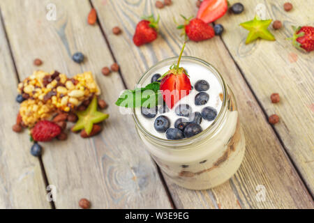Müsli, Joghurt und Erdbeeren in einem Gläser Stockfoto