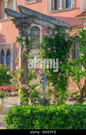 Frankreich, Alpes Maritimes, Saint Jean Cap Ferrat, Villa und die Gärten Ephrussi de Rothschild, Klettern Rose auf Struktur vor der Villa (obligatorisch Stockfoto