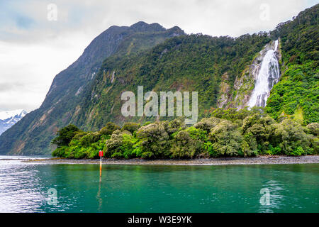 Lady Elizabeth Bowen fällt, Milford Sound, Fiordland, Südinsel, Neuseeland Stockfoto