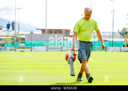 BRAMBERG AM WILDKOGEL, 15-07-2019, Ajax in Österreich. Vor der Saison 2019-2020. Pitch Arbeiter mit laubbläser während des Trainings. Stockfoto