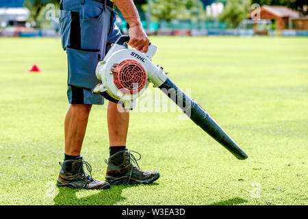 BRAMBERG AM WILDKOGEL, 15-07-2019, Ajax in Österreich. Vor der Saison 2019-2020. Pitch Arbeiter mit laubbläser während des Trainings. Stockfoto