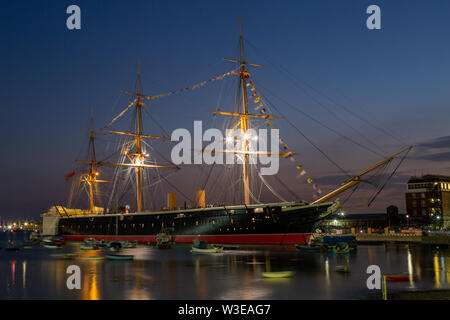 Historische HMS Warrior während der Blauen Stunde vor Anker in Portsmouth Harbour Stockfoto