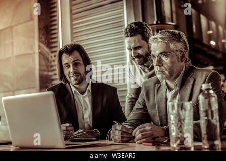 Geballte männliche Person, tief in Gedanken versunken Stockfoto