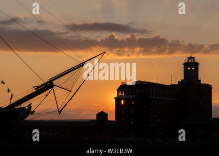Bugspriet der HMS Warrior bei Sonnenuntergang in Portsmouth Harbour Stockfoto