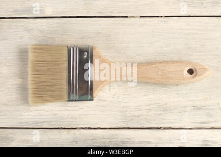 Pinsel auf alten weißen vintage Holzbrett Tabelle. Für Text oder Logo Ort Stockfoto