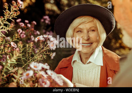 Schöne ältere Frau lächelnd zu ihrem Mann. Stockfoto