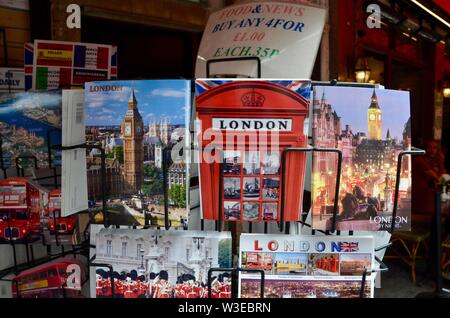 Iconic rote Telefonzelle kiosk Funktionen auf touristische Postkarte in London Stockfoto