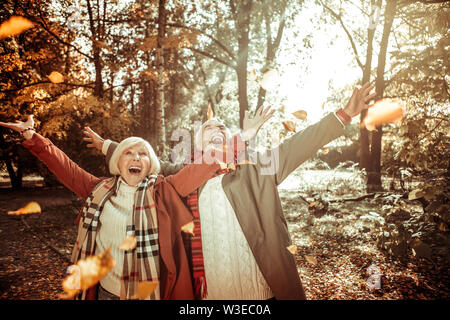 Fröhliches Ehepaar im Herbst aufgeregt. Stockfoto