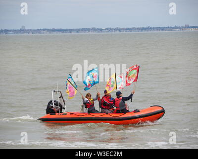 Sheerness, Kent, Großbritannien. Am 15. Juli 2019. T100 Walking Festival von Arts Group Kinetika organisiert ist, mit einer Reihe von 15 Tagen Wanderungen auf beiden Seiten der Mündung der Themse. Heute, Organisatoren und Teilnehmer kreuzte die Mündung der Themse mit Hilfe der Themsemündung Yacht Club (Essex) in zwei ihrer Boote & Landung auf der Insel Sheppey's Sailing Club Helling in Sheerness, Kent, mit anderen Wanderern, die sich in der heutigen Spaziergang von Sheerness zu Münster am Meer zu treffen. Credit: James Bell/Alamy leben Nachrichten Stockfoto