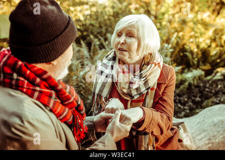 Ehepaar, Hände halten, in die Augen. Stockfoto