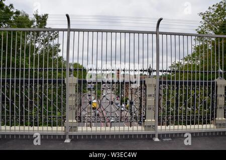 Neu errichteten Zäune am Torbogen Straße Brücke versucht, Selbstmorde N19 London berüchtigten Selbstmord hot spot zu verhindern Stockfoto