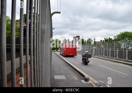 Neu errichteten Zäune am Torbogen Straße Brücke versucht, Selbstmorde N19 London berüchtigten Selbstmord hot spot zu verhindern Stockfoto