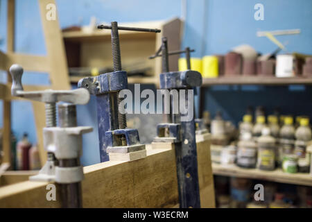 Tischlerei arbeiten. Mit Klemmen und Kleben Holz Hölzer zu verbinden Stockfoto