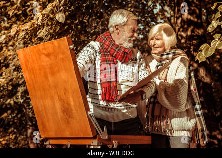 Senior Paar sprechen über das schöne Bild. Stockfoto