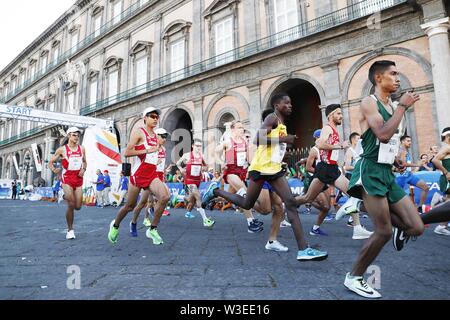 Neapel, Italien. 13. Juli, 2019. Läufer während des 30 Sommer-universiade Napoli 2019 Leichtathletik Männer Halbmarathon in Neapel, Italien, 13. Juli 2019. Quelle: LBA SPORT/Alamy leben Nachrichten Stockfoto