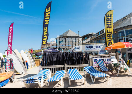Bunte Banner Werbung Fistral Surf an Fistral Beach in Newquay in Cornwall. Stockfoto