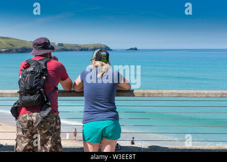 Urlauber genießen die Aussicht vom Balkon mit Blick auf das türkisfarbene Meer bei Fistral in Newquay in Cornwall. Stockfoto