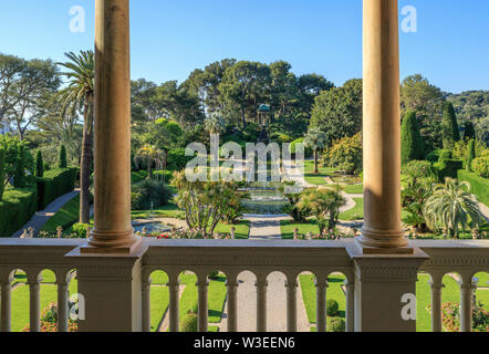 Frankreich, Alpes Maritimes, Saint Jean Cap Ferrat, Villa und die Gärten Ephrussi de Rothschild, Blick auf den französischen Garten von der Villa Balkon (obligatorisch Stockfoto