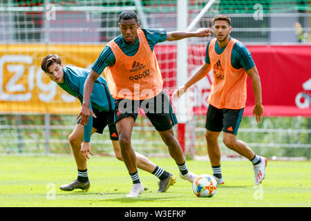 BRAMBERG AM WILDKOGEL, 15-07-2019, Ajax in Österreich. Vor der Saison 2019-2020. Ajax-player Ryan Gravenberch auf der Kugel während des Trainings. Stockfoto