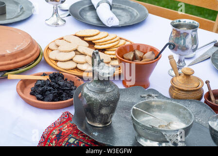 Typische mittelalterliche Speisen Tabelle mit Gebäck Obst und Essiggurke Stockfoto