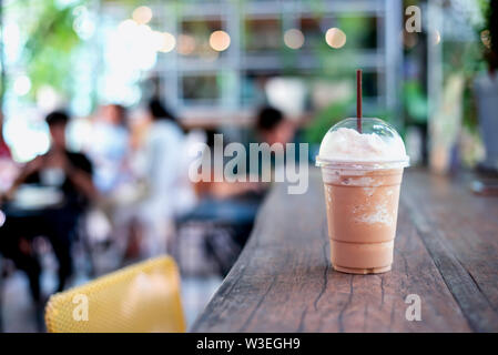 Eiskaffee im Takeaway Cup. Kaltes Getränk von Caffe Latte mit Milch. Stockfoto