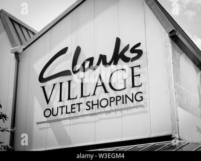 Zeichen zur Bezeichnung Clarks Village Outlet Center in Street Somerset England Großbritannien Stockfoto