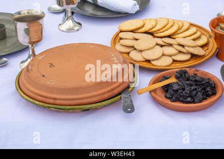 Mittelalterliche Speisen auf dem Tisch von Gebäck und Obst Stockfoto