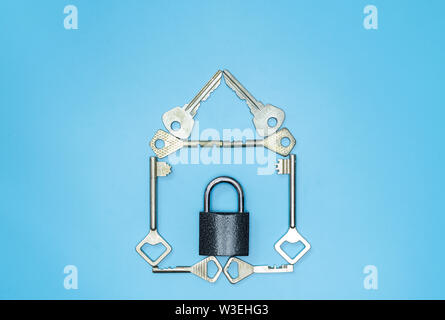 Schlüssel im Haus Form gesetzt. Home Sicherheit und Schutz von Immobilien Geschäftskonzept. Best lock für Tür oder sicher mit Geld und Dokumente. Stockfoto