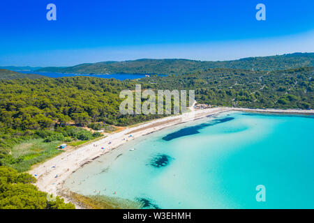 Luftaufnahme von Segelbooten in einem wunderschönen azurblauen türkisfarbenen Lagune auf Sakarun Strand auf der Insel Dugi Otok, Kroatien, schöne Seascape Stockfoto