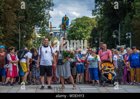 Ankunft der Pilger zum Heiligtum Jasna Góra während der Feier der Maria Himmelfahrt im August, Tschenstochau, Polen 2018. Stockfoto