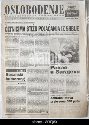 Mai 1993 31 während der Belagerung von Sarajevo: die Titelseite der Tageszeitung Oslobodenje. Die hauptüberschrift Mitgliedstaaten Tschetniks erhalten Verstärkungen aus Serbien". Andere Schlagzeilen Zustand 'Hölle in Sarajewo' und 'Flug Verbot verletzt 500 mal'. Stockfoto