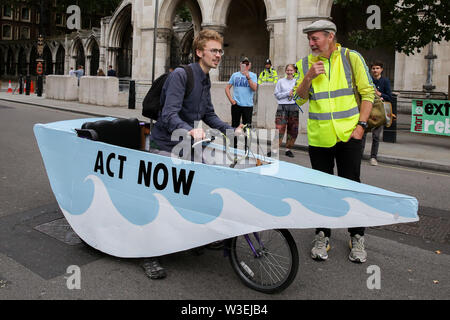 Royal Courts of Justice. London, UK, 15. Juli 2019 - Hunderte von Aussterben Rebellion Klimawandel Aktivisten Proteste vor der Royal Courts of Justice anspruchsvolle das Rechtssystem Verantwortung in der Klimakrise, und stellen Sie sicher, dass die Sicherheit der künftigen Generationen durch die Umweltzerstörung. Die umweltorganisation ist die Inszenierung ähnliche Proteste in Leeds, Cardiff, Glasgow, Bristol, Norwich und anderen Städten des Landes. Credit: Dinendra Haria/Alamy leben Nachrichten Stockfoto