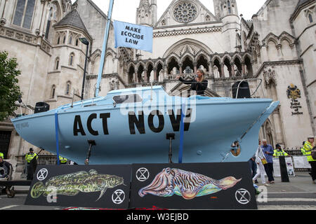 Royal Courts of Justice. London, UK, 15. Juli 2019 - Hunderte von Aussterben Rebellion Klimawandel Aktivisten Proteste vor der Royal Courts of Justice anspruchsvolle das Rechtssystem Verantwortung in der Klimakrise, und stellen Sie sicher, dass die Sicherheit der künftigen Generationen durch die Umweltzerstörung. Die umweltorganisation ist die Inszenierung ähnliche Proteste in Leeds, Cardiff, Glasgow, Bristol, Norwich und anderen Städten des Landes. Credit: Dinendra Haria/Alamy leben Nachrichten Stockfoto