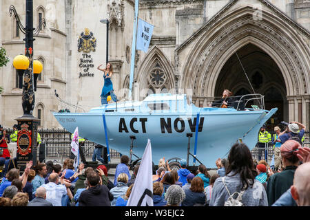 Royal Courts of Justice. London, UK, 15. Juli 2019 - Hunderte von Aussterben Rebellion Klimawandel Aktivisten Proteste vor der Royal Courts of Justice anspruchsvolle das Rechtssystem Verantwortung in der Klimakrise, und stellen Sie sicher, dass die Sicherheit der künftigen Generationen durch die Umweltzerstörung. Die umweltorganisation ist die Inszenierung ähnliche Proteste in Leeds, Cardiff, Glasgow, Bristol, Norwich und anderen Städten des Landes. Credit: Dinendra Haria/Alamy leben Nachrichten Stockfoto