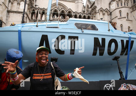 Royal Courts of Justice. London, UK, 15. Juli 2019 - Hunderte von Aussterben Rebellion Klimawandel Aktivisten Proteste vor der Royal Courts of Justice anspruchsvolle das Rechtssystem Verantwortung in der Klimakrise, und stellen Sie sicher, dass die Sicherheit der künftigen Generationen durch die Umweltzerstörung. Die umweltorganisation ist die Inszenierung ähnliche Proteste in Leeds, Cardiff, Glasgow, Bristol, Norwich und anderen Städten des Landes. Credit: Dinendra Haria/Alamy leben Nachrichten Stockfoto