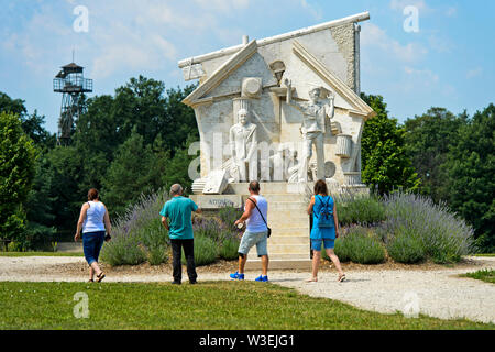 Besucher am Denkmal der Durchbruch - Denkmal der Europäischen Freiheit von Miklos Melocco, Paneuropäische Picknick Memorial Park, Fertörakos, Ungarn Stockfoto